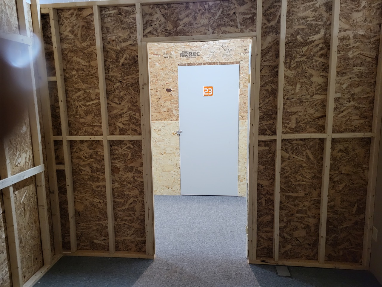 L’intérieur d’un mini-entrepôts avec porte de 36 pouces de large